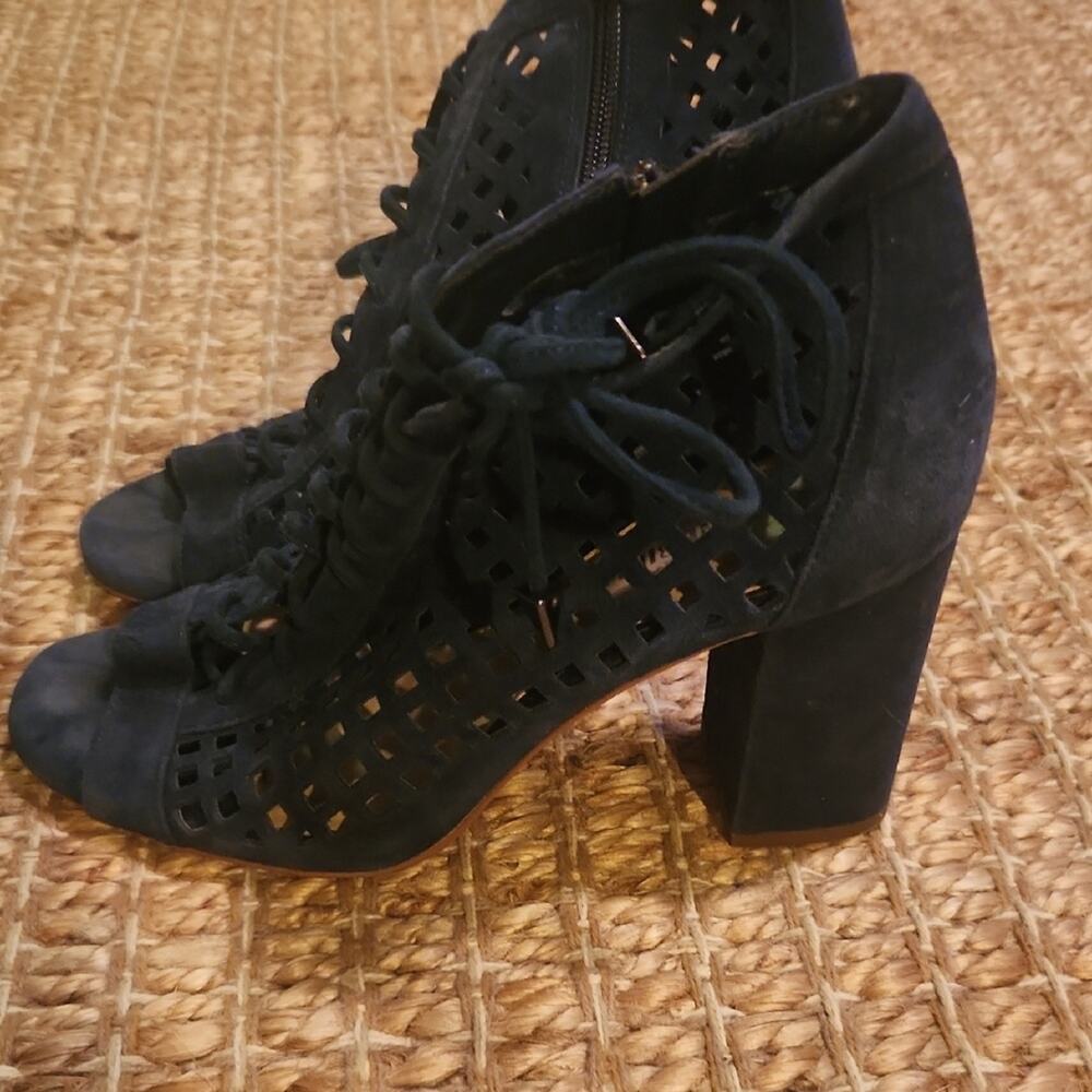 Gianni Bini Blue Suede Tie Heels Sz 7.5 with Chunky Heel Classy Casual Timeless